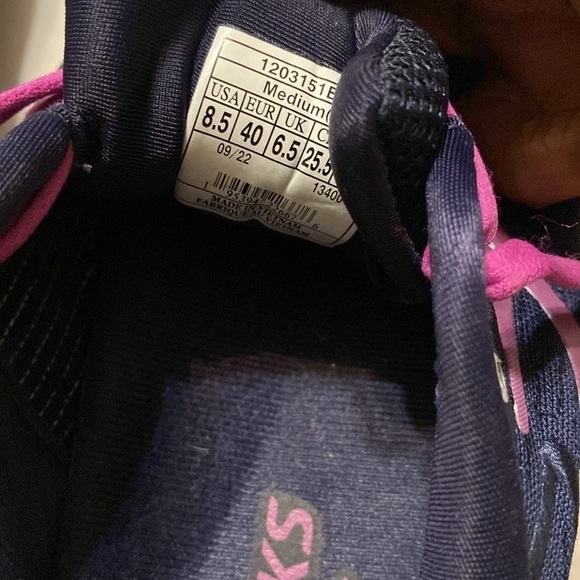 Brooks sneaks size 8.5 - Picture 5 of 6